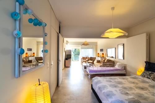 萨罗尼扎Sunset seaview on the coast of Saronida的一间卧室设有一张床和一间客厅。