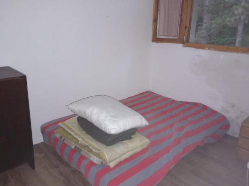 贝尔格莱德Cosy Cottage on Avala Mountain的一张带两个枕头的狗床