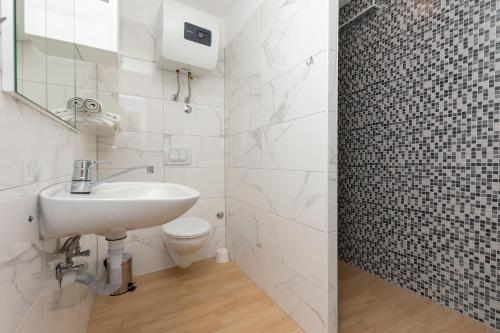 PodšpiljeHouse Coso的白色的浴室设有水槽和卫生间。