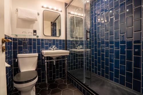 温彻斯特温彻斯特酒店的蓝色瓷砖浴室设有卫生间和水槽