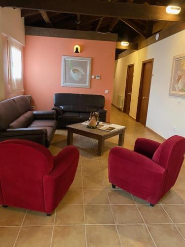 Arens de LledóLA SOCIEDAD的客厅配有红色椅子和桌子