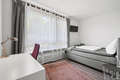 腓特烈港Appartment Maria Friedrichshafen Bodensee的带沙发和窗户的客厅