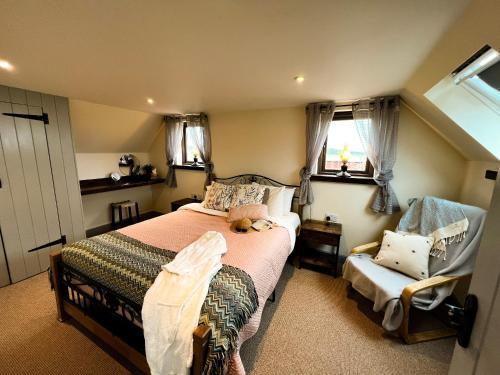 赫彻姆Norfolk Coastal Cottages的一间小卧室,配有一张床和一把椅子