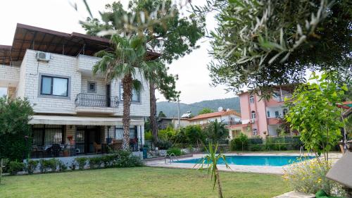 凯麦尔Spacious Villa with Sea and Mountain View的一座带游泳池和大楼的度假村