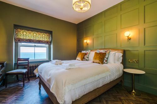 兰迪德诺Russell Court by Orenda-Luxe的一间卧室设有一张大床和一个窗户。