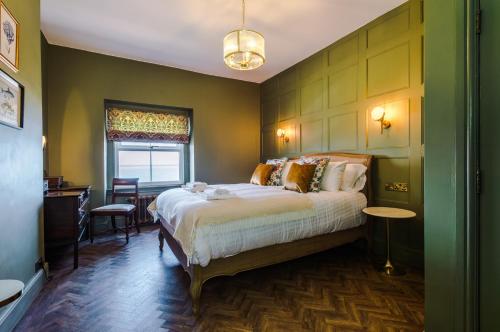兰迪德诺Russell Court by Orenda-Luxe的一间卧室设有一张大床和一个窗户。