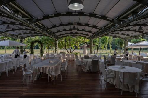 拉奎拉玛吉欧内巴巴雷黎莱斯酒店的宴会厅配有白色的桌子和白色的椅子