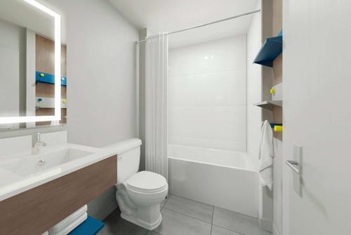 欧佩莱卡温德姆米克罗套房酒店的白色的浴室设有卫生间和水槽。