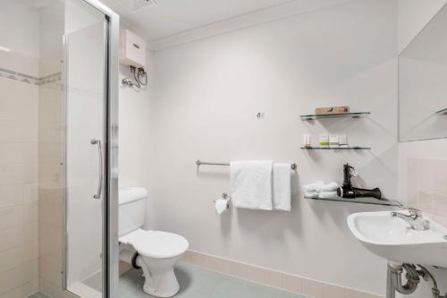 珀斯Metro Hotel Perth City的白色的浴室设有卫生间和水槽。