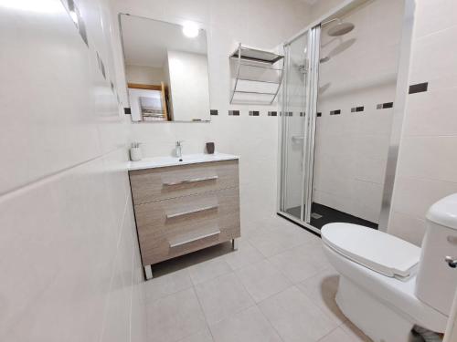 瓦伦西亚Céntrico apartamento en Valencia próximo parada de metro Ángel Guimerà的白色的浴室设有卫生间和淋浴。