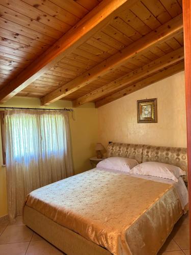 维耶特里Casa Vittoria的一间卧室设有一张带木制天花板的大床