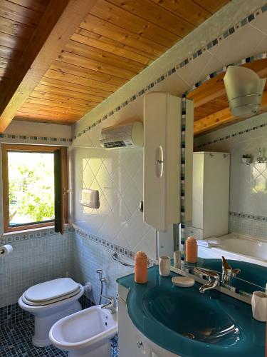 维耶特里Casa Vittoria的一间带绿色水槽和卫生间的浴室
