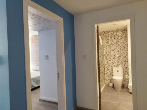 普罗塔拉斯Melini Hotel Suites的客房设有带卫生间和镜子的浴室