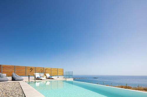 帕琉乔拉Krystallon Villas的海景游泳池