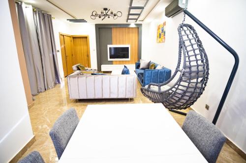 瓦加杜古RESIDENCE KARMA的带沙发和吊床的客厅