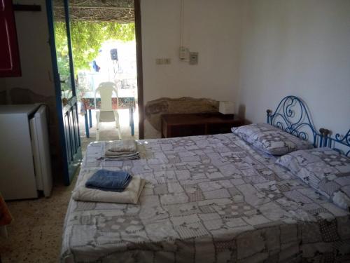 法维尼亚纳La mia Africa的一间带大床的卧室和一个阳台