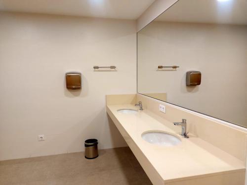 巴塞罗那Boat Barcelona Yacht的一间带两个盥洗盆和大镜子的浴室