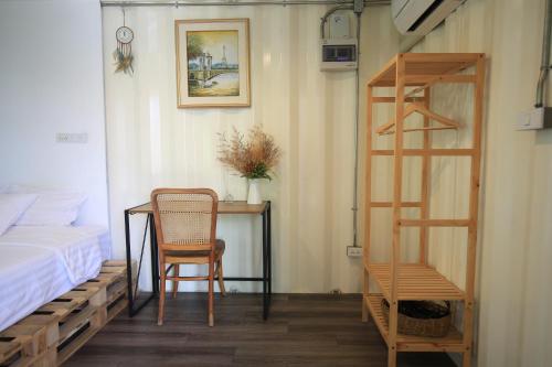 清迈Day Off House Chiang Mai Near Walking Street的一间卧室配有桌子、椅子和梯子