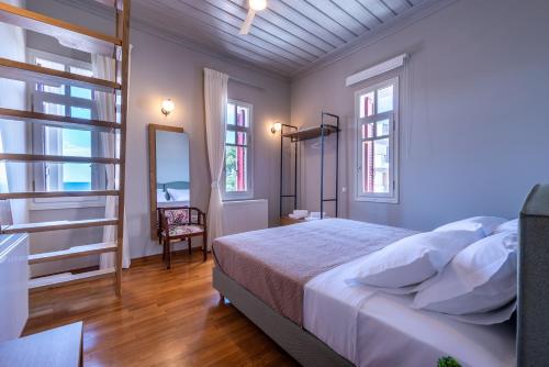 ParalíaSunset English Villas的一间卧室设有一张床和两个窗户。