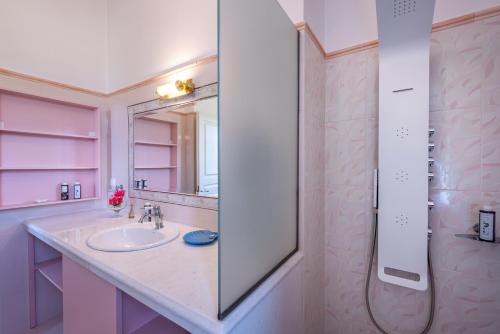 ParalíaSunset English Villas的一间带水槽和镜子的浴室