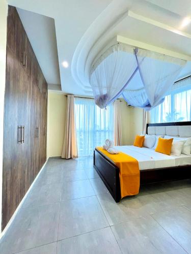 蒙巴萨Nitro Homes Nyali的一间卧室配有一张带天蓬的大床