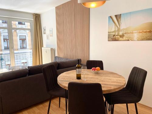 莱比锡Sunshine City Apartment - Leipzig Zentrum - Parkplatz - Netflix的客厅配有桌子和沙发