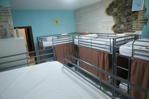 马拉加Terraza del Limonar的一间设有几张双层床的客房