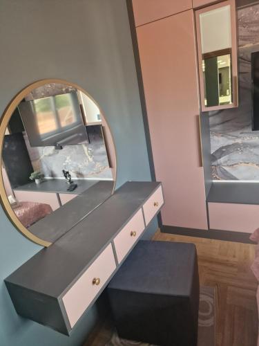 查查克Gold lux的更衣室配有镜子和水槽