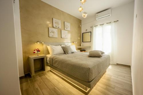 佩里沃罗Villa nectar 2 bedrooms 4 pers with Jacuzzi by MPS的一间卧室设有一张大床和一个窗户。