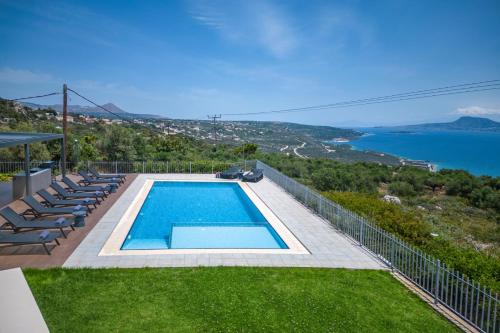 KorakiaíSeaSilia Luxury Villa的一个带椅子的游泳池,享有海景