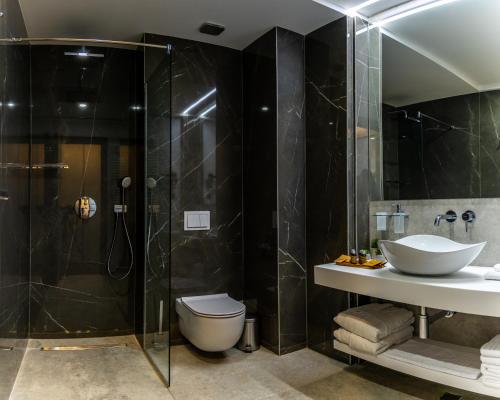 特尔戈维什泰HOTEL NOVA LUXURY的带淋浴、盥洗盆和卫生间的浴室