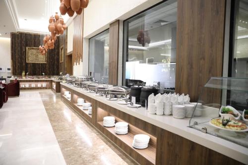 利雅德Dorat Najd Resort的白菜餐厅的自助餐