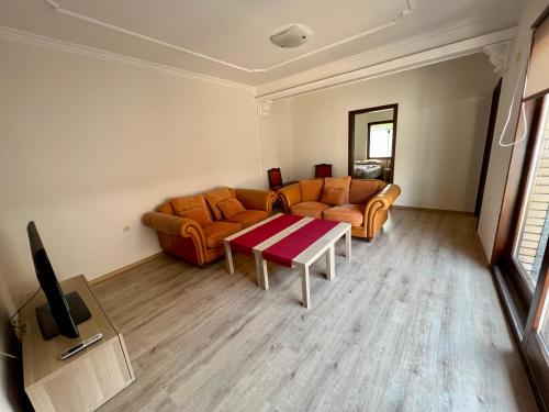 斯科普里Home Base Apartments的客厅配有沙发和桌子