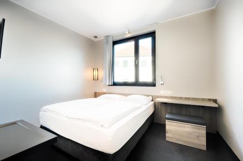 纽伦堡B&B Hotel Nürnberg-Plärrer的一间卧室设有一张床和一个窗口