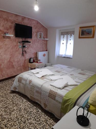 日科德尔格尔福迪艾斯阿里多索住宿加早餐旅馆的卧室配有一张大床,墙上配有电视