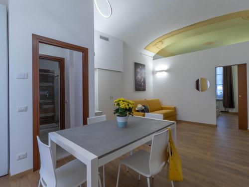 莱科Le Montagne - Le Casette di Osvaldo的客厅配有白色的桌子和椅子