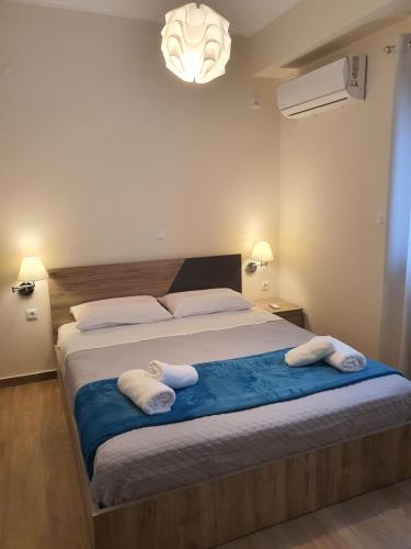 穆兹罗斯Island View Apartments的一间卧室配有一张大床和两条毛巾