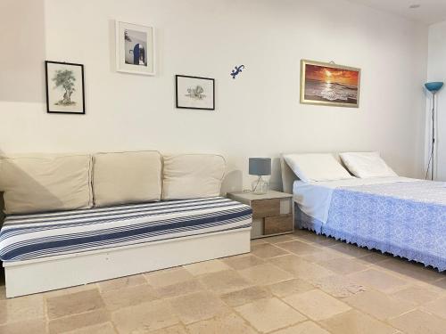 加利亚诺德尔卡波Il Terrazzo - Galatea casa vacanze的一间卧室配有两张床和一张桌子