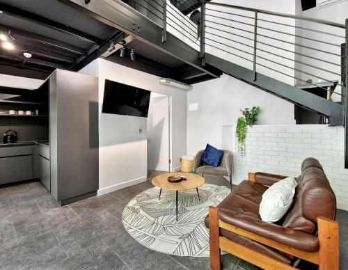 开普敦BlackBrick Cape Town Foreshore的客厅配有沙发和桌子