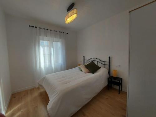 希洪Coqueto piso en Gijón, Asturias VUT 3959的卧室配有白色的床和窗户。