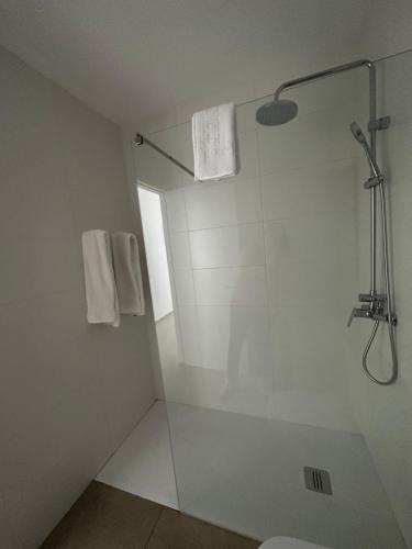 桑特佩尔佩斯卡多尔RAQUEL'S - Habitacions i Apartaments turístics -的带淋浴和卫生间的白色浴室