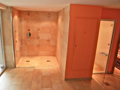 圣安东阿尔贝格Shanti Hotel的浴室里设有红色门淋浴
