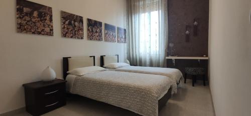 卡尼卡蒂尼巴尼Casa Vacanze A Pennichella的一间卧室设有两张床和窗户。