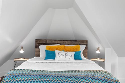帕里桑德James Street Loft的一间卧室配有一张带色彩缤纷枕头的大床