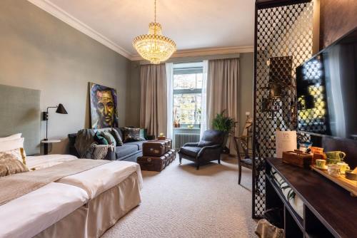 哥德堡昂尼克森酒店的一间卧室配有一张大床和一个吊灯。