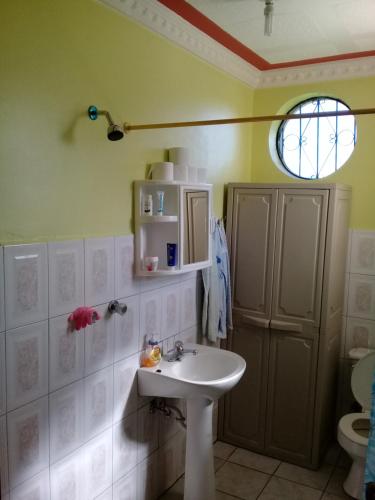 奥塔瓦洛Otavalo Ecuador (casa familiar)的一间带水槽和卫生间的浴室