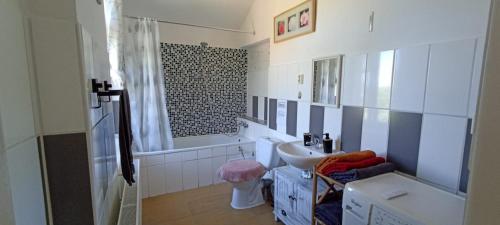 德辛art-house 2的浴室配有盥洗盆、卫生间和浴缸。