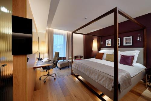 热舒夫B&B HOTEL RZESZÓW CENTRUM的酒店客房设有一张大床和一张书桌。