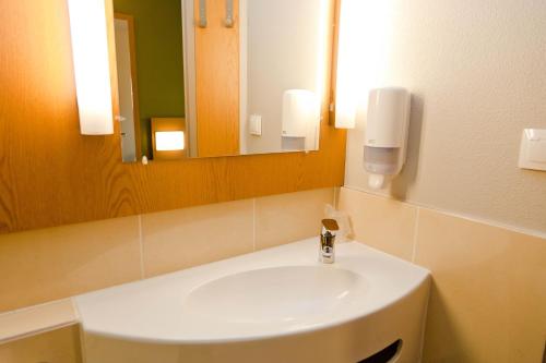 弗罗茨瓦夫B&B HOTEL Wrocław Centrum的浴室设有白色水槽和镜子