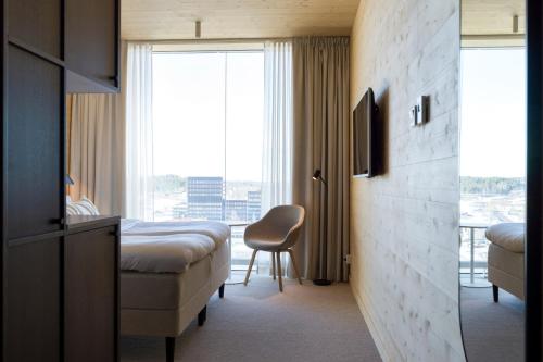 谢莱夫特奥The Wood Hotel by Elite, Spa & Resort的酒店客房设有床和窗户。